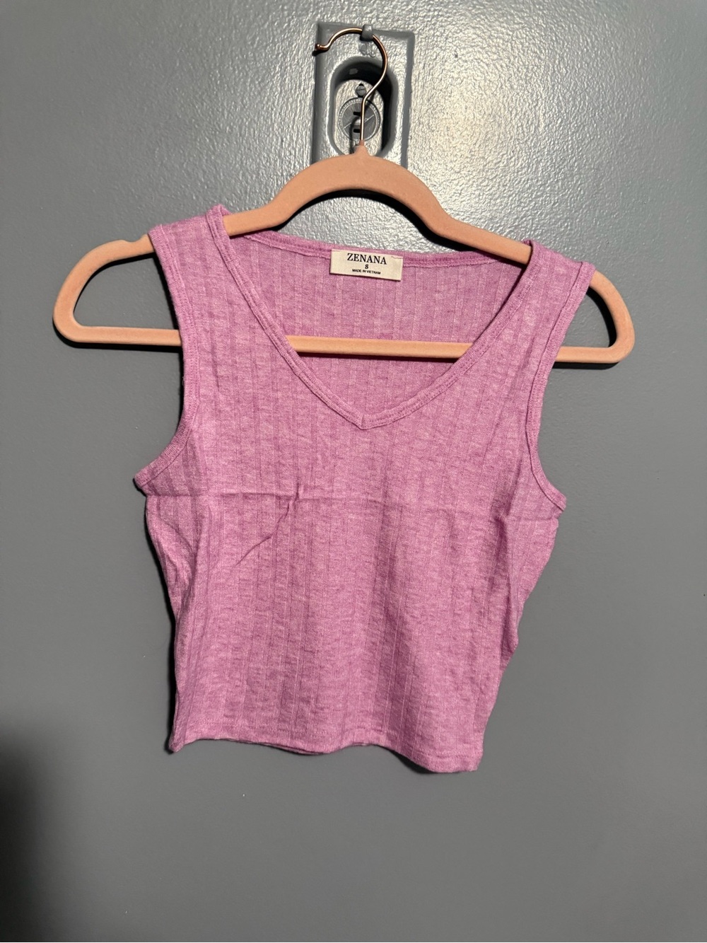 Zenana Bright Mauve Ribbed V-Neck Crop Tank - Picture 2 of 3